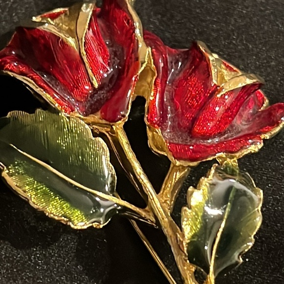 red and green enamel over gold double rose bud brooch - Picture 2 of 7